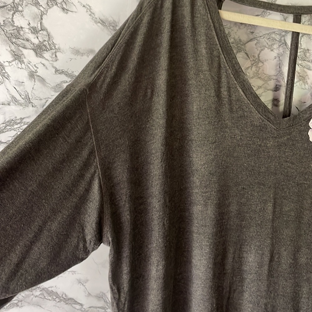 Lane Bryant size 22/24 gray tunic with flower on from and caging in the back. - Picture 4 of 7
